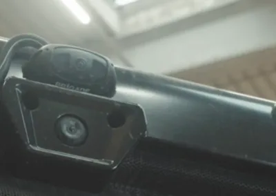 Close-up opname van een Brigade 360-graden AI-camera op een wiellader.
