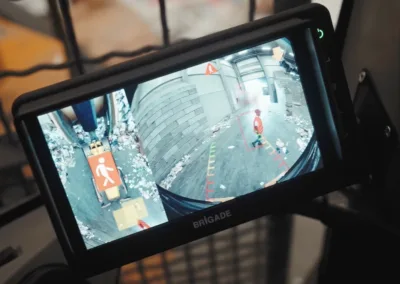 Brigade monitor gemonteerd in een wiellader die een 360-graden zicht rondom het voertuig toont in een recyclingcentrum.