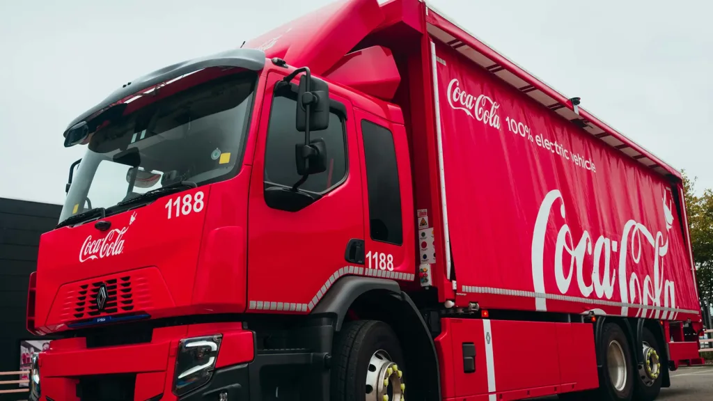Un camion Coca-Cola sur lequel sont installés des produits Brigade.