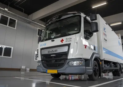Brigade бүтээгдэхүүнүүд нь цагаан өнгийн DAF улаан загалмайтай эмнэлгийн ачааны машинд суурилуулсан.