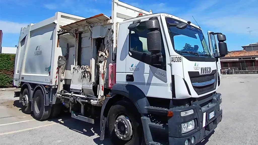 Camion à ordures Veritas à chargement latéral avec caméras Brigade à 360°.
