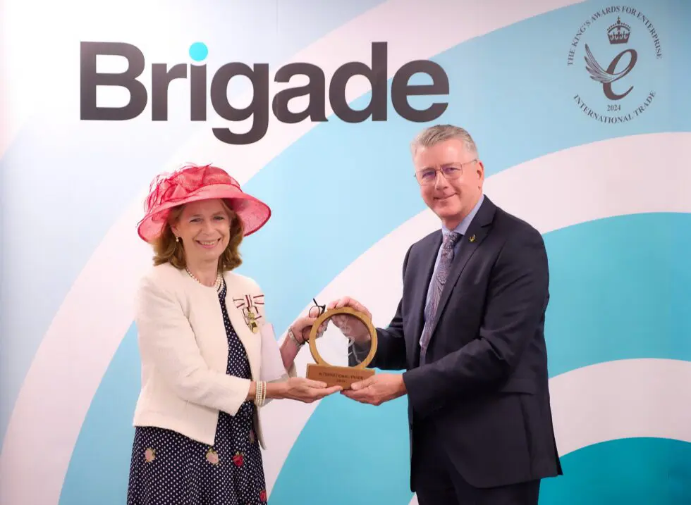 Philip Hanson-Abbott erhält den „King’s Award for Enterprise“ aus den Händen der Lord-Lieutenant Laidy Colgrain.
