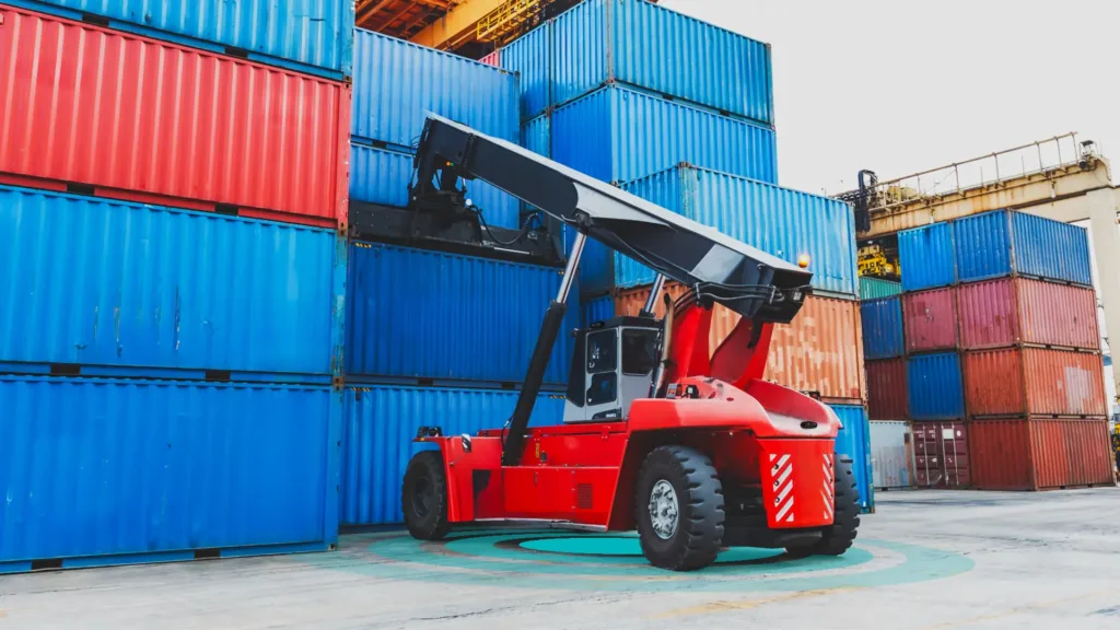 Reach stacker picking up container with Brigade Backeye®360 AI fitted.