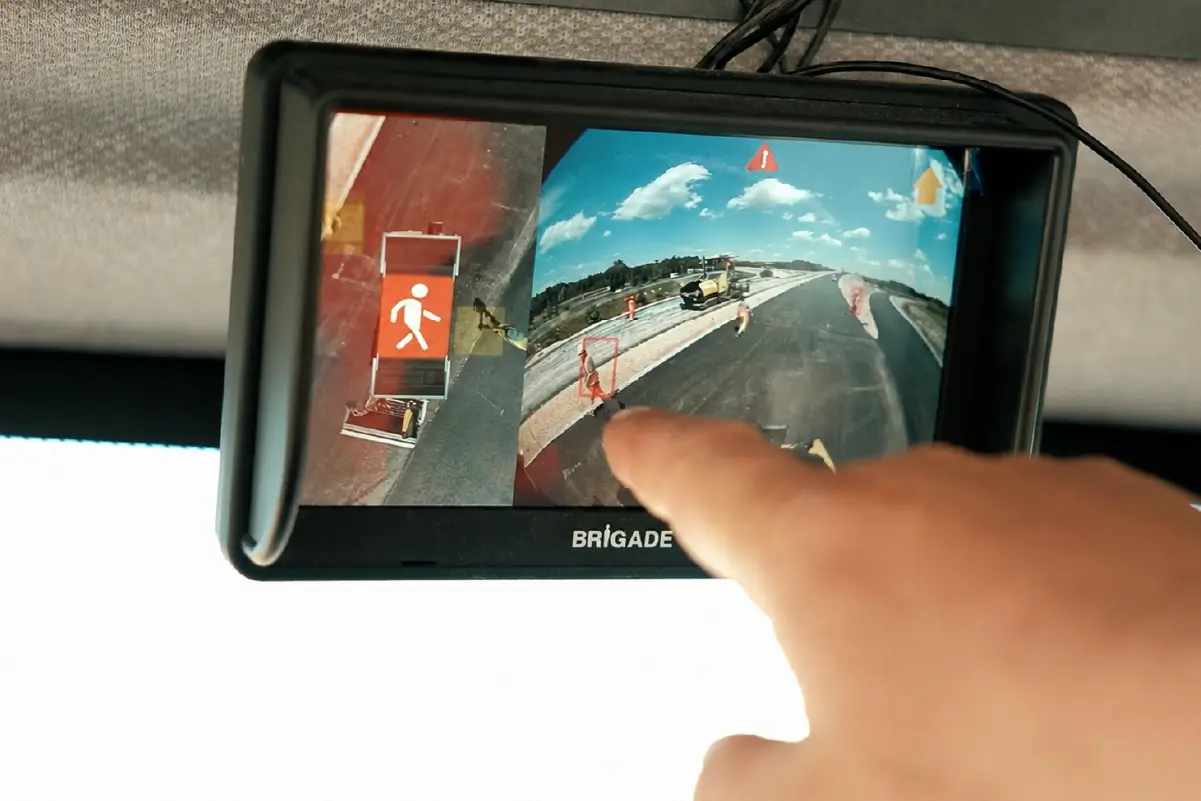 budimex-brigade-12-1200px A person being detected by an AI camera and being shown on a monitor inside the cab of a Scania truck
