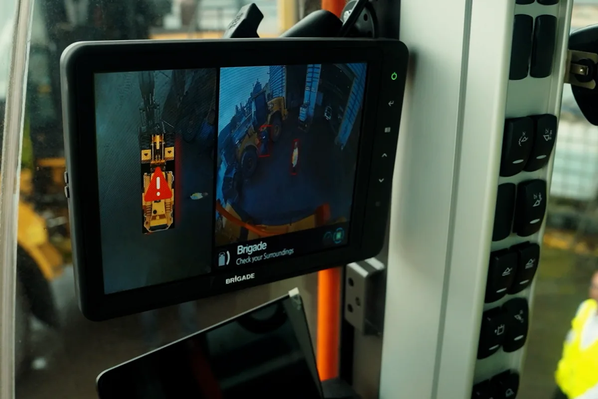 Monitor mit der Anzeige „Backeye®360 AI“