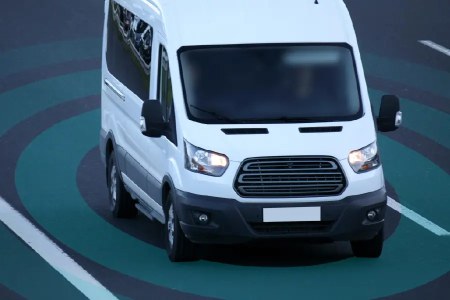 L'écran Brigade Radar Predict, fixé sur le bras du tableau de bord, indique qu'un cycliste a été détecté dans l'angle mort du camion.