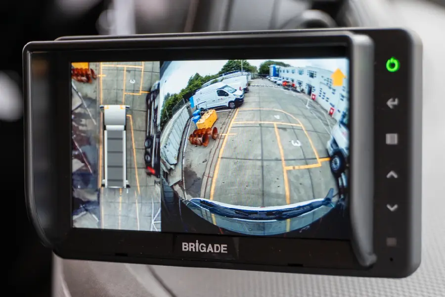 Vue à 360 degrés de l'environnement d'un camion-benne affichée sur un écran Brigade
