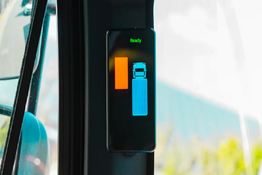 L'écran Brigade Radar Predict, fixé sur le bras du tableau de bord, indique qu'un cycliste a été détecté dans l'angle mort du camion.
