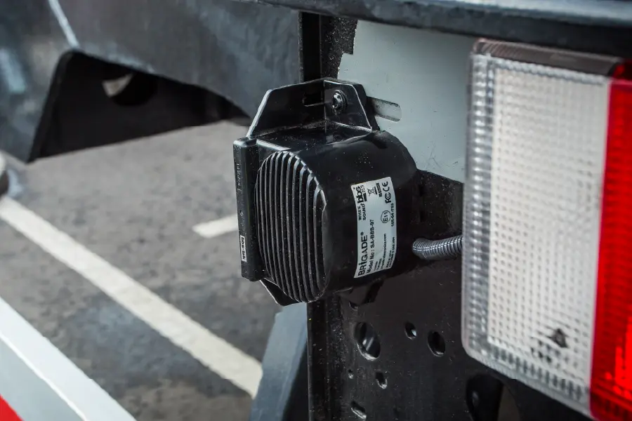 Alarme réversible Brigade bbs-tek® à son blanc, pour usage modéré, montée à l'arrière d'un véhicule utilitaire